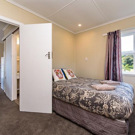 Waitangi Beach Bach 30B Екстер'єр фото