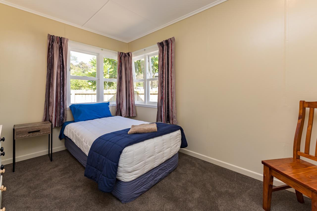 Waitangi Beach Bach 30B Екстер'єр фото