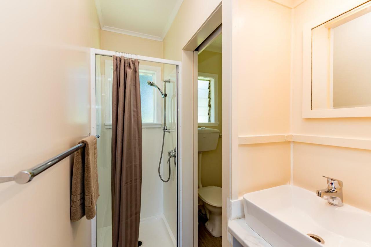 Waitangi Beach Bach 30B Екстер'єр фото